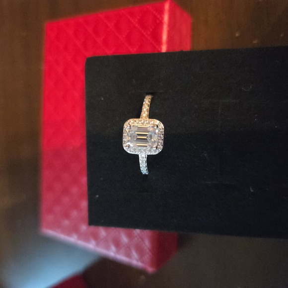 Moissanite 1 Carat Emrrald Cut Ring Size 7 In Halo Setting - Picture 1 of 3